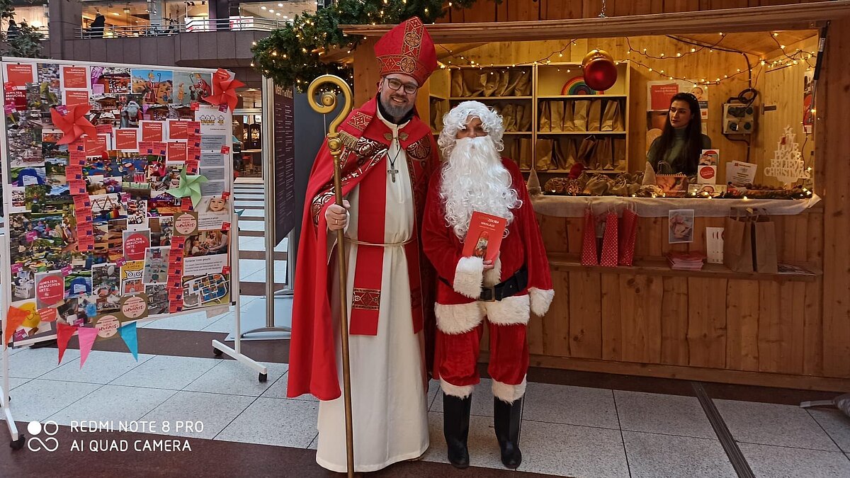 Nikolaus und Weihnachtsmann blicken aufs gemeinsame Gute
